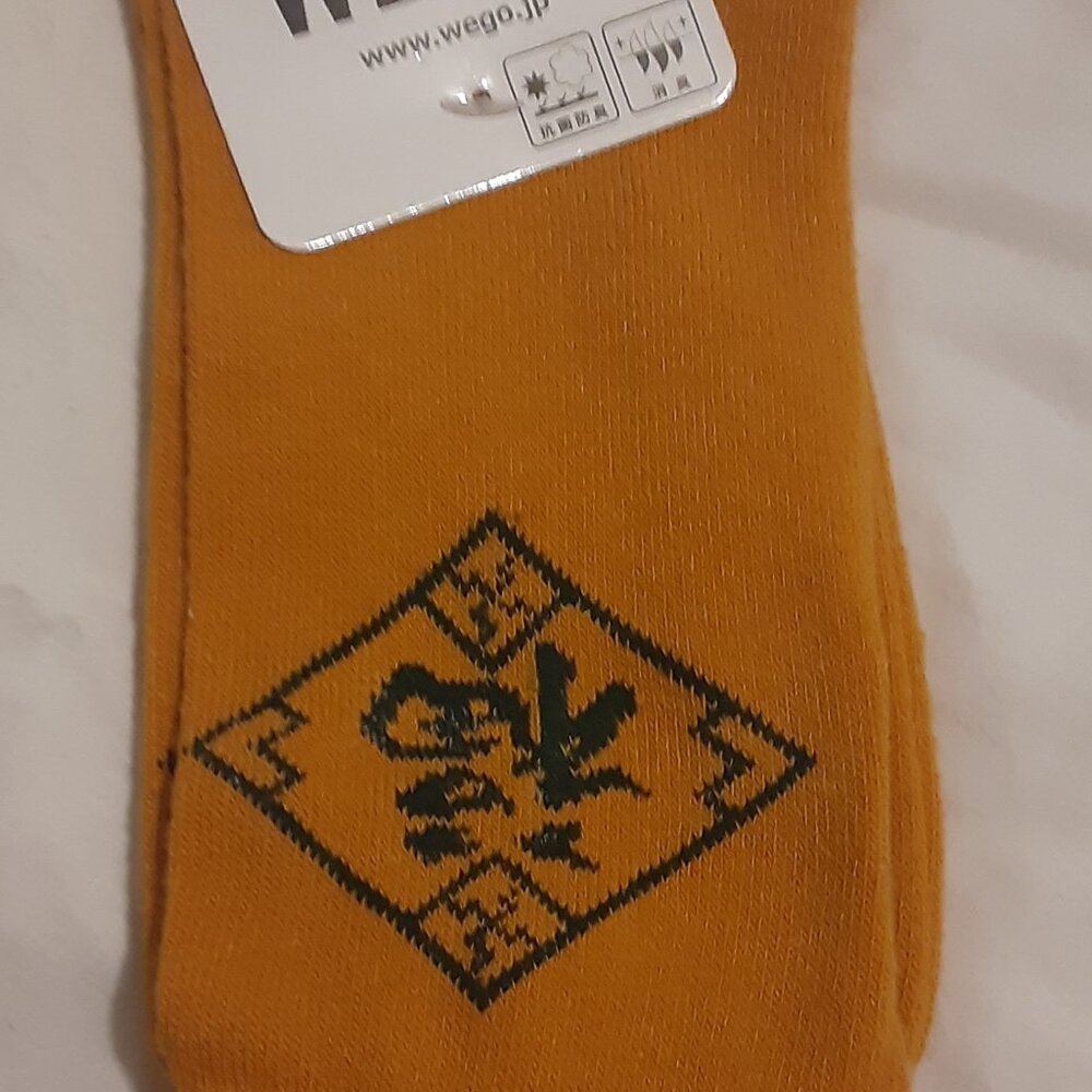 NWT Wego Super Soft Lux Crew Socks Mustard with Black Printed Design Size 8